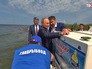 Владимир Путин выпускает мальков омуля в Байкал Владимир Путин выпускает мальков омуля в Байкал