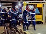 Спасатели МЧС эвакуируют пострадавшего шахтера Спасатели МЧС эвакуируют пострадавшего шахтера