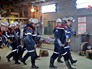 Спасатели МЧС эвакуируют пострадавшего шахтера Спасатели МЧС эвакуируют пострадавшего шахтера