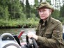 Владимир Путин плывет на катере Владимир Путин плывет на катере
