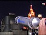 Посетители обсерватории смотрят в телескоп Посетители обсерватории смотрят в телескоп