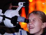 Посетители обсерватории смотрят в телескоп Посетители обсерватории смотрят в телескоп