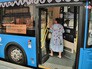 Пассажиры в автобусе Пассажиры в автобусе