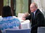 Владимир Путин встретился с жительницей Ижевска, которой подарил путевку в Сочи Владимир Путин встретился с жительницей Ижевска, которой подарил путевку в Сочи