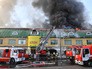 Сотрудники противопожарной службы во время тушения пожара в торговом центре "Атом" на Таганской площади в Москве Сотрудники противопожарной службы во время тушения пожара в торговом центре "Атом" на Таганской площади в Москве