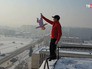 Блоггер держит ребенка на крыше вниз головой Блоггер держит ребенка на крыше вниз головой