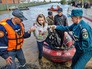 Спасатели МЧС эвакуируют жителей из зоны паводка Спасатели МЧС эвакуируют жителей из зоны паводка