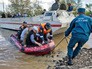 Спасатели МЧС эвакуируют жителей из зоны паводка Спасатели МЧС эвакуируют жителей из зоны паводка
