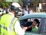 Инспектор ГАИ в Сирии проверяет права Инспектор ГАИ в Сирии проверяет права
