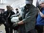 Сотрудники правоохранительных органов ведут одного из подозреваемых в подготовке взрывов в Москве Сотрудники правоохранительных органов ведут одного из подозреваемых в подготовке взрывов в Москве