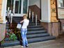 Цветы и свечи у посольства Испании в Москве Цветы и свечи у посольства Испании в Москве