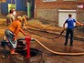 Жители тушат пожар в Ростове-на-Дону Жители тушат пожар в Ростове-на-Дону
