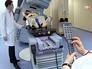 Врачи проводят обследование пациента Врачи проводят обследование пациента