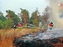 Пожарные тушат степной пожар Пожарные тушат степной пожар