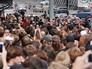 Люди, пришедшие к зданию суда поддержать режиссера Кирилла Серебренникова Люди, пришедшие к зданию суда поддержать режиссера Кирилла Серебренникова