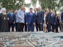 Сергей Собянин и Дмитрий Миронов осматривают памятник с картой Ярославля Сергей Собянин и Дмитрий Миронов осматривают памятник с картой Ярославля
