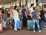 Туристы в аэропорту Туристы в аэропорту