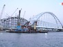 Строители устанавливают арку Крымского моста Строители устанавливают арку Крымского моста