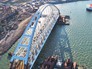 Строители устанавливают арку Крымского моста Строители устанавливают арку Крымского моста