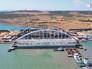 Строители устанавливают арку Крымского моста Строители устанавливают арку Крымского моста