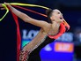 Дина Аверина выполняет упражнения с лентой в индивидуальном многоборье на чемпионате мира по художественной гимнастике в итальянском Пезаро Дина Аверина выполняет упражнения с лентой в индивидуальном многоборье на чемпионате мира по художественной гимнастике в итальянском Пезаро
