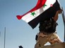 Военнослужащие армии Сирии поднимают флаг Военнослужащие армии Сирии поднимают флаг