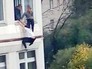 Подростки прыгают из окон школы в Ивантеевке, где произошла стрельба Подростки прыгают из окон школы в Ивантеевке, где произошла стрельба