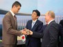 Владимир Путин и Синдзо Абэ во время передачи капсулы с посланием будущему поколению Владимир Путин и Синдзо Абэ во время передачи капсулы с посланием будущему поколению