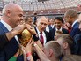 Владимир Путин и Джанни Инфантино с кубком ЧМ по футболу 2018 года Владимир Путин и Джанни Инфантино с кубком ЧМ по футболу 2018 года