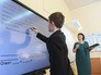 Ученик выполняет задание возле интерактивной доски Ученик выполняет задание возле интерактивной доски