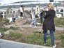 Посетители парка ходят по цветам Посетители парка ходят по цветам