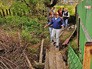 Жители поселка обходят забор санатория Жители поселка обходят забор санатория