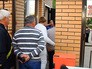 Жителей поселка не пускают к своим домам Жителей поселка не пускают к своим домам