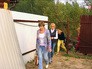 Жители поселка обходят забор санатория Жители поселка обходят забор санатория