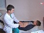 Врач осматривает пациента Врач осматривает пациента