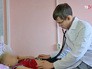 Врач осматривает пациента Врач осматривает пациента