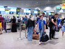 Пассажиры на стойке регистрации в аэропорту Пассажиры на стойке регистрации в аэропорту