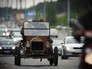 Автомобиль Ford T на шоссе Автомобиль Ford T на шоссе