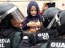 Полиция Италии разгоняет митинг в Каталонии Полиция Италии разгоняет митинг в Каталонии