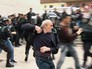 Полиция Италии разгоняет митинг в Каталонии Полиция Италии разгоняет митинг в Каталонии