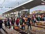 Бастующие в Каталонии перекрыли железную дорогу Бастующие в Каталонии перекрыли железную дорогу