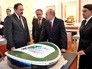 Владимир Путин во время осмотра выставки, посвящённой подготовке стадионов и аэропортов городов-хозяев к проведению чемпионата мира по футболу FIFA 2018 года Владимир Путин во время осмотра выставки, посвящённой подготовке стадионов и аэропортов городов-хозяев к проведению чемпионата мира по футболу FIFA 2018 года