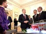 Владимир Путин во время осмотра выставки, посвящённой подготовке стадионов и аэропортов городов-хозяев к проведению чемпионата мира по футболу FIFA 2018 года Владимир Путин во время осмотра выставки, посвящённой подготовке стадионов и аэропортов городов-хозяев к проведению чемпионата мира по футболу FIFA 2018 года