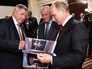 Владимир Путин и космонавты – участники экспедиции 1985 года Владимир Джанибеков (справа) и Виктор Савиных Владимир Путин и космонавты – участники экспедиции 1985 года Владимир Джанибеков (справа) и Виктор Савиных
