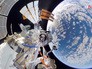 Космонавты МКС работают в открытом космосе Космонавты МКС работают в открытом космосе