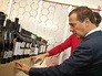 Дмитрий Медведев осматривает стенд винодельческого предприятия на агропромышленной выставке Дмитрий Медведев осматривает стенд винодельческого предприятия на агропромышленной выставке