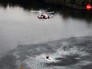 Пожарный вертолет набирает забор воды Пожарный вертолет набирает забор воды