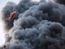 Пожарный вертолет тушит возгорание Пожарный вертолет тушит возгорание