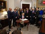 Дональд Трамп подписывает указ о реформе здравоохранения Дональд Трамп подписывает указ о реформе здравоохранения