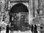 Никольские ворота Кремля. В конце октября 1917 года башня и ворота сильно пострадали в результате артиллерийского обстрела Никольские ворота Кремля. В конце октября 1917 года башня и ворота сильно пострадали в результате артиллерийского обстрела